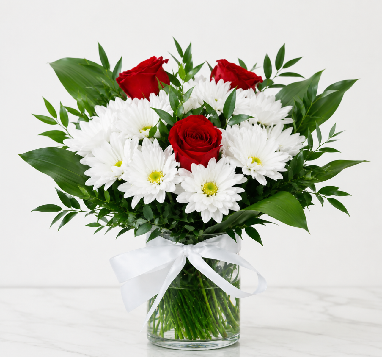 Marguerites et roses rouges